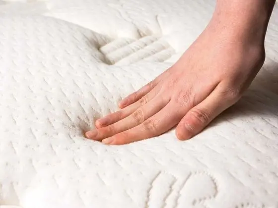 Üç Kişilik Oda, Sigara İçilmez