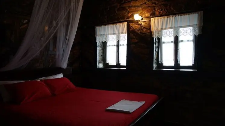 Traditional Tek Büyük Yataklı Oda, 1 Çift Kişilik Yatak ve Çekyat, Şömine, Dağ Manzaralı