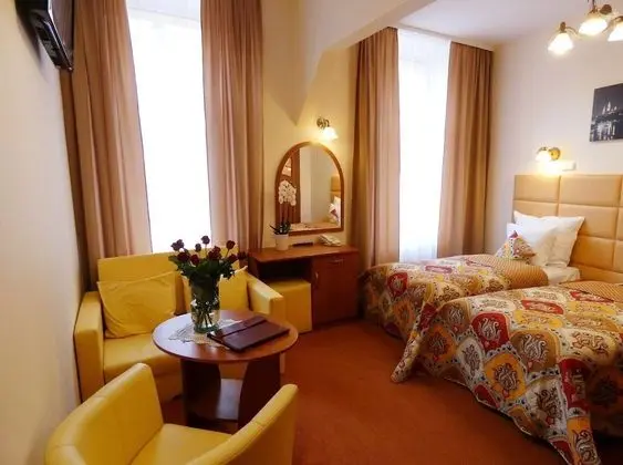 Tek Büyük veya İki Ayrı Yataklı Oda, Küçük Mutfak