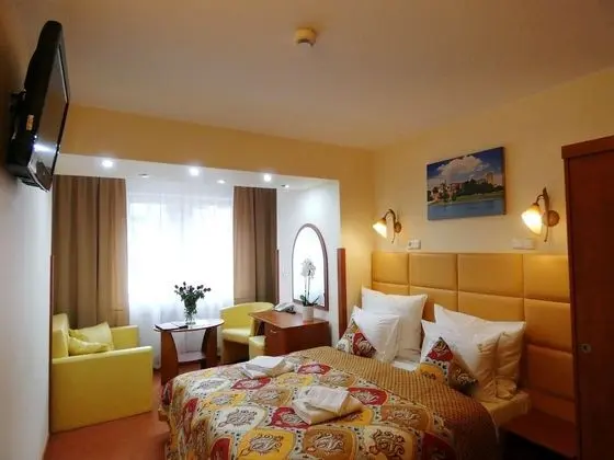 Tek Büyük veya İki Ayrı Yataklı Oda, Küçük Mutfak