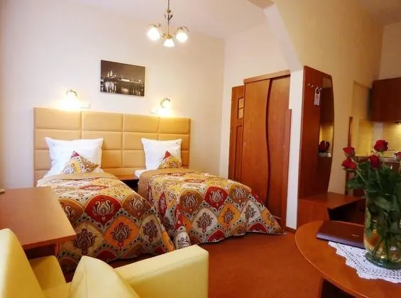 Tek Büyük veya İki Ayrı Yataklı Oda, Küçük Mutfak