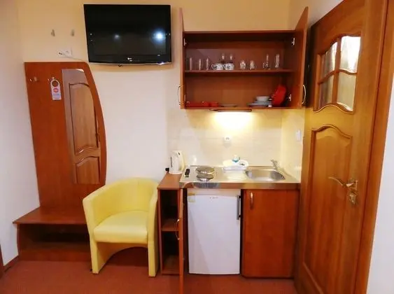 Tek Büyük veya İki Ayrı Yataklı Oda, Küçük Mutfak