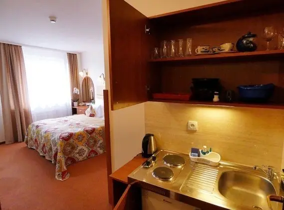 Tek Büyük veya İki Ayrı Yataklı Oda, Küçük Mutfak