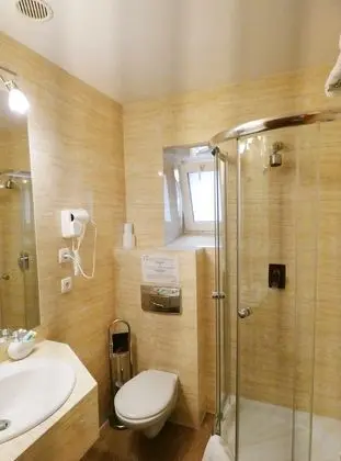 Tek Büyük veya İki Ayrı Yataklı Oda, Küçük Mutfak