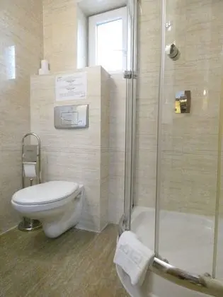 Tek Büyük veya İki Ayrı Yataklı Oda, Küçük Mutfak