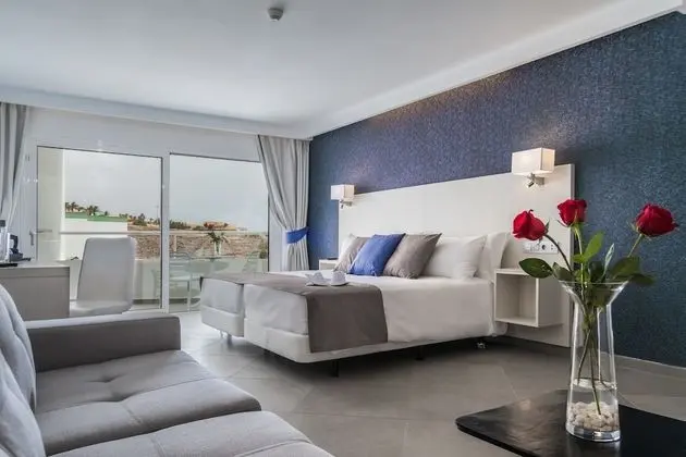 Deluxe İki Ayrı Yataklı Oda, Birden Çok Yatak, Balkon, Kısmi Deniz Manzaralı