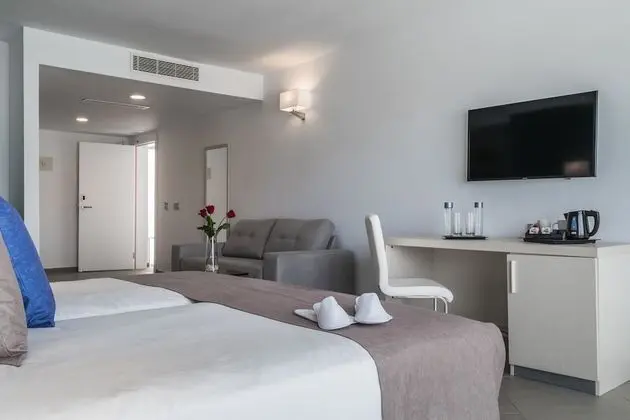 Deluxe İki Ayrı Yataklı Oda, Birden Çok Yatak, Balkon, Kısmi Deniz Manzaralı