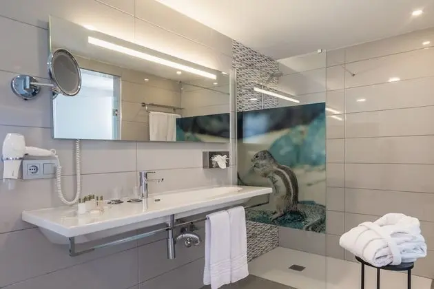Deluxe İki Ayrı Yataklı Oda, Birden Çok Yatak, Balkon, Kısmi Deniz Manzaralı