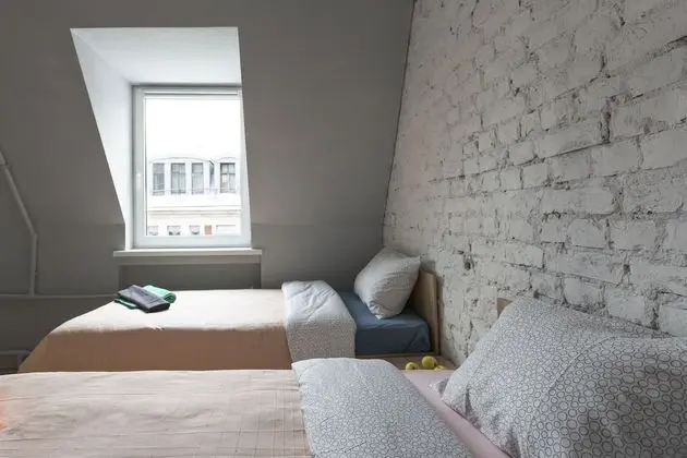 Üç Kişilik Oda, Sigara İçilmez, Avlu Manzaralı