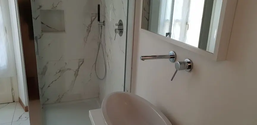 Tek Büyük Yataklı Oda, Ortak Banyo