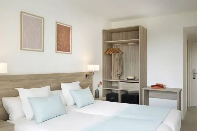 Standard Büyük Yataklı Tek Kişilik Oda, Balkon, Havuz Manzaralı