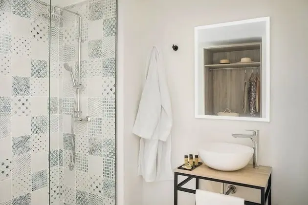 Standard Büyük Yataklı Tek Kişilik Oda, Balkon, Havuz Manzaralı