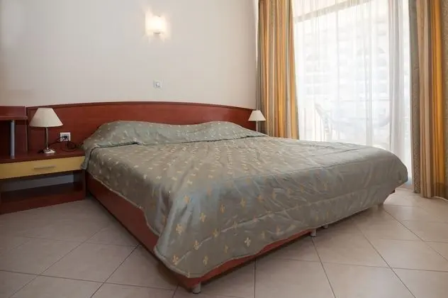 Standard Apart Daire, Havuz Manzaralı