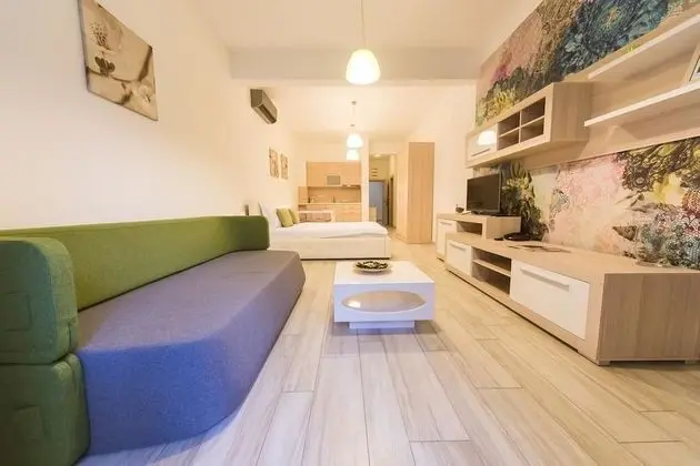 Stüdyo, Bahçe Manzaralı