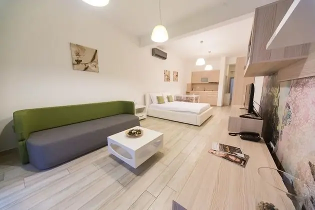 Stüdyo, Bahçe Manzaralı