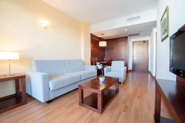Süit, Balkon, Havuz Manzaralı