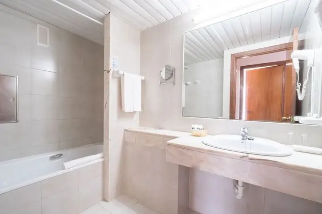 Süit, Balkon, Havuz Manzaralı