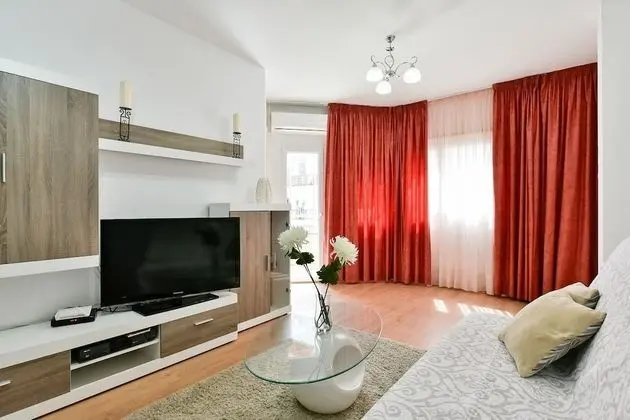 Apart Daire, 2 Yatak Odası, Balkon, Avlu Manzaralı