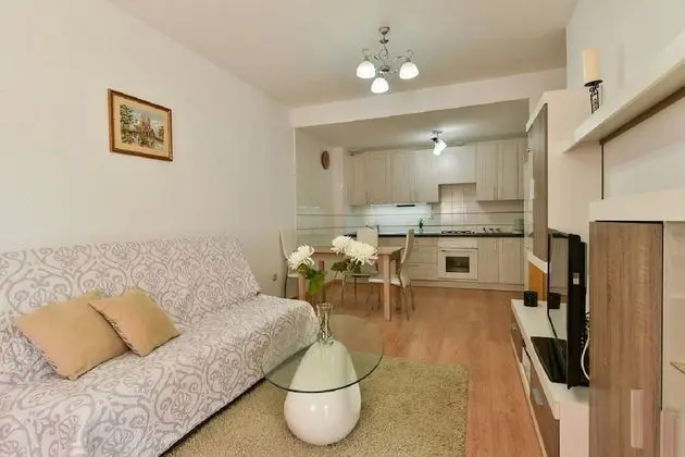 Apart Daire, 2 Yatak Odası, Balkon, Avlu Manzaralı
