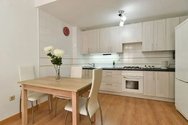 Apart Daire, 2 Yatak Odası, Balkon, Avlu Manzaralı