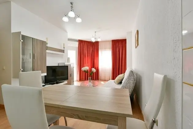 Apart Daire, 2 Yatak Odası, Balkon, Avlu Manzaralı