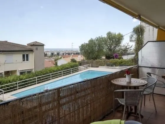 Apart Daire, 2 Yatak Odası, Balkon, Havuz Manzaralı