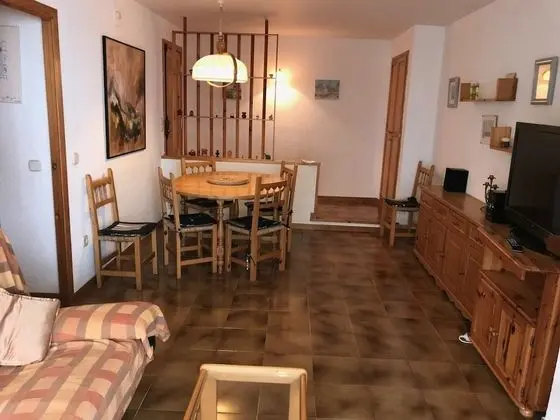 Apart Daire, 2 Yatak Odası, Balkon, Havuz Manzaralı