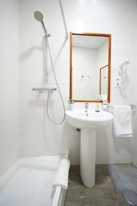 Üç Kişilik Oda