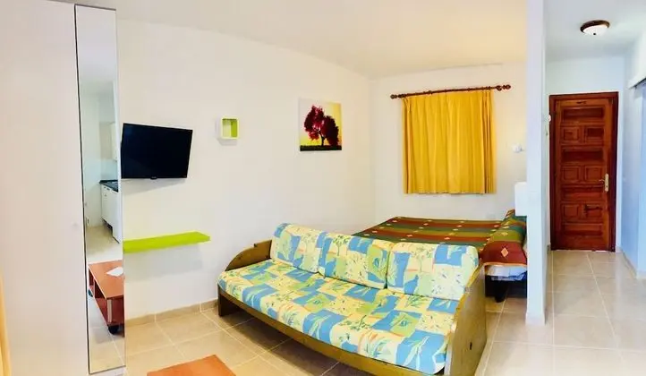 Stüdyo, Havuz Manzaralı