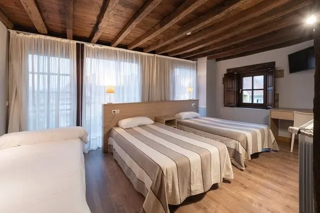 Üç Kişilik Oda, Banyolu/Duşlu (O doble con dos camas)