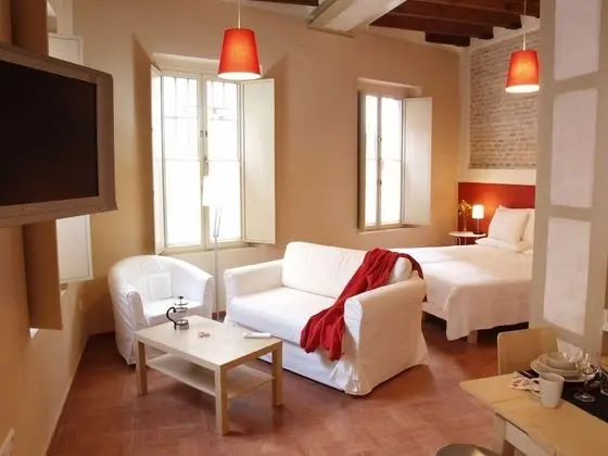 Deluxe Stüdyo, Zemin Kat