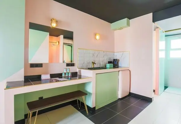 Tek Büyük Yataklı Oda, Balkon, Havuz Manzaralı