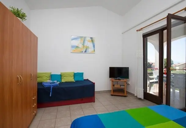 Family Apart Daire, 1 Çift Kişilik Yatak ve Çekyat, Bahçeli (Apartman Brankica 3 Island Krk)
