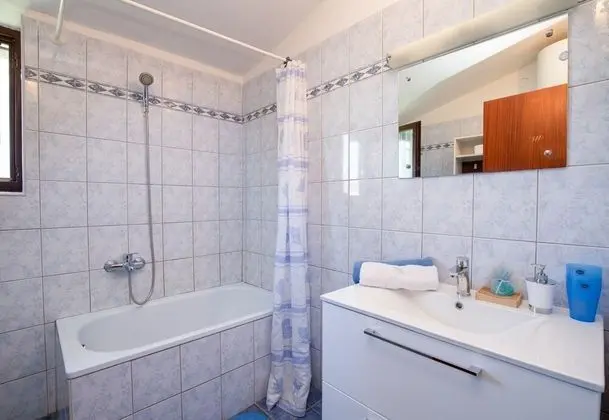 Family Apart Daire, 1 Çift Kişilik Yatak ve Çekyat, Bahçeli (Apartman Brankica 3 Island Krk)