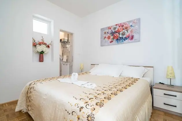 Apart Daire (Three-Bedroom Apartment)