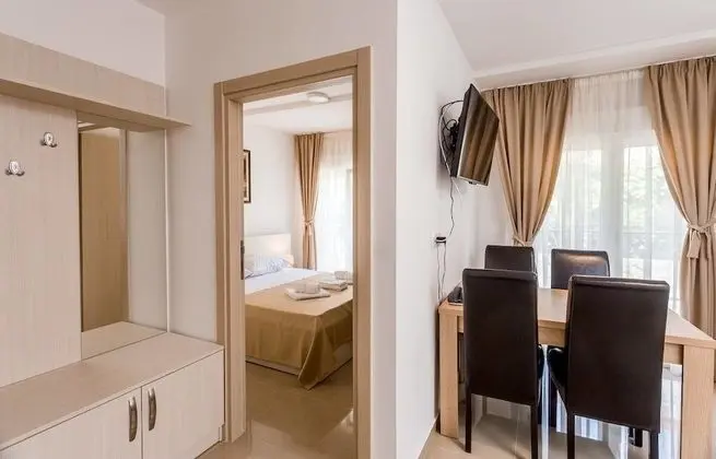 Family Apart Daire, Bahçe Manzaralı