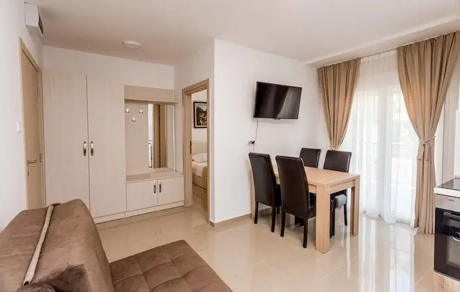 Family Apart Daire, Bahçe Manzaralı