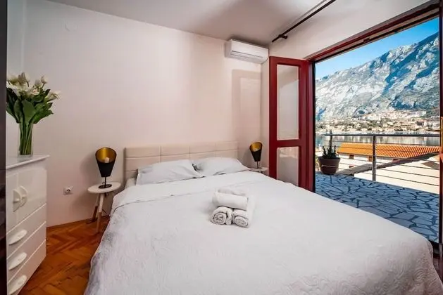 Tek Büyük Yataklı Oda, Ortak Banyo