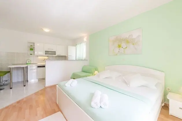 Stüdyo, Bahçe Manzaralı