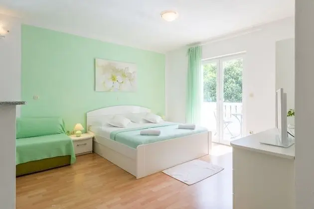 Stüdyo, Bahçe Manzaralı