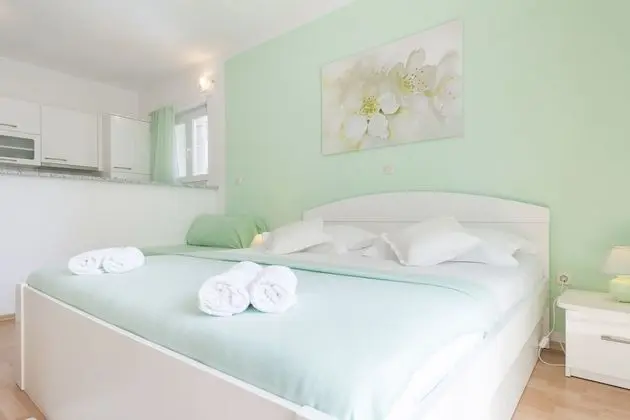 Stüdyo, Bahçe Manzaralı