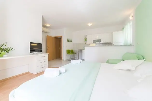 Stüdyo, Bahçe Manzaralı