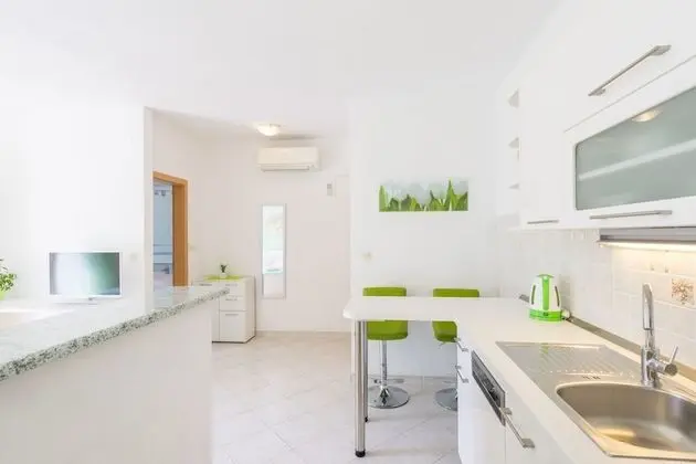 Stüdyo, Bahçe Manzaralı