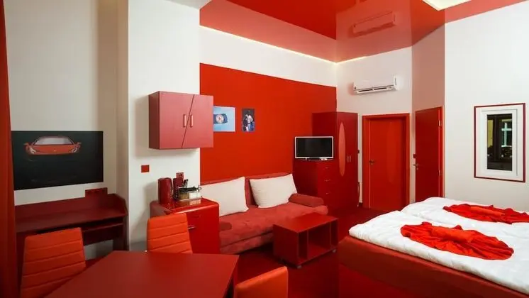 Design Tek Büyük Yataklı Oda (Red)
