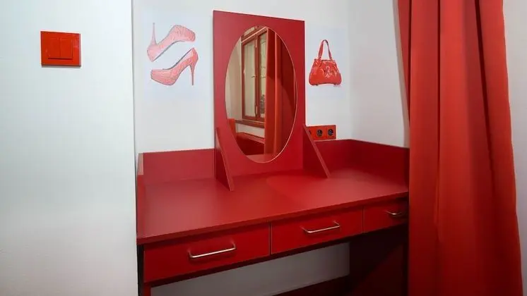 Design Tek Büyük Yataklı Oda (Red)