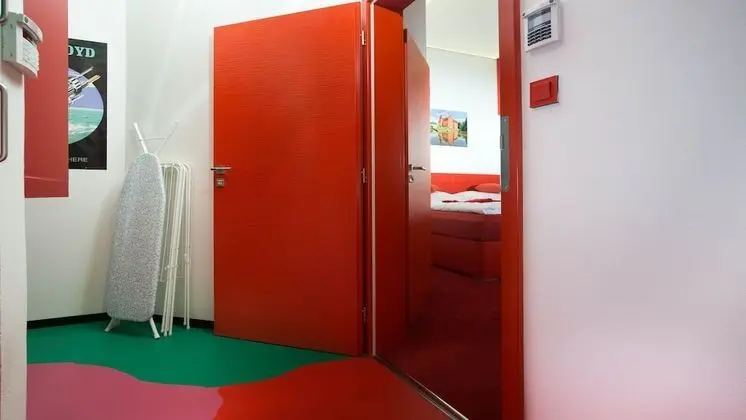 Design Tek Büyük Yataklı Oda (Red)