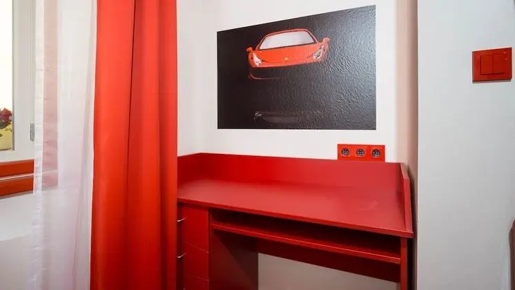 Design Tek Büyük Yataklı Oda (Red)