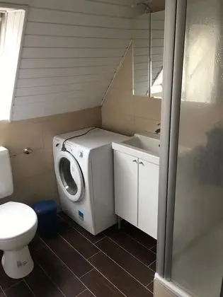 İki Ayrı Yataklı Oda, Ortak Banyo