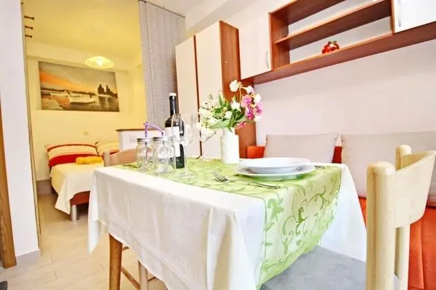 Stüdyo (Studio Apartment with Terrace and Par)