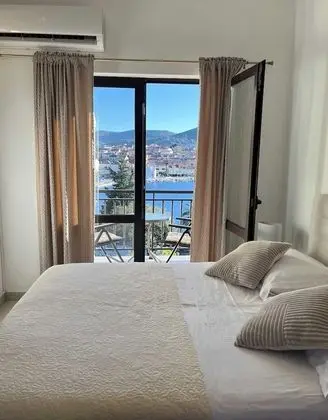 Stüdyo (Studio Apartment with Balcony and Sea)
